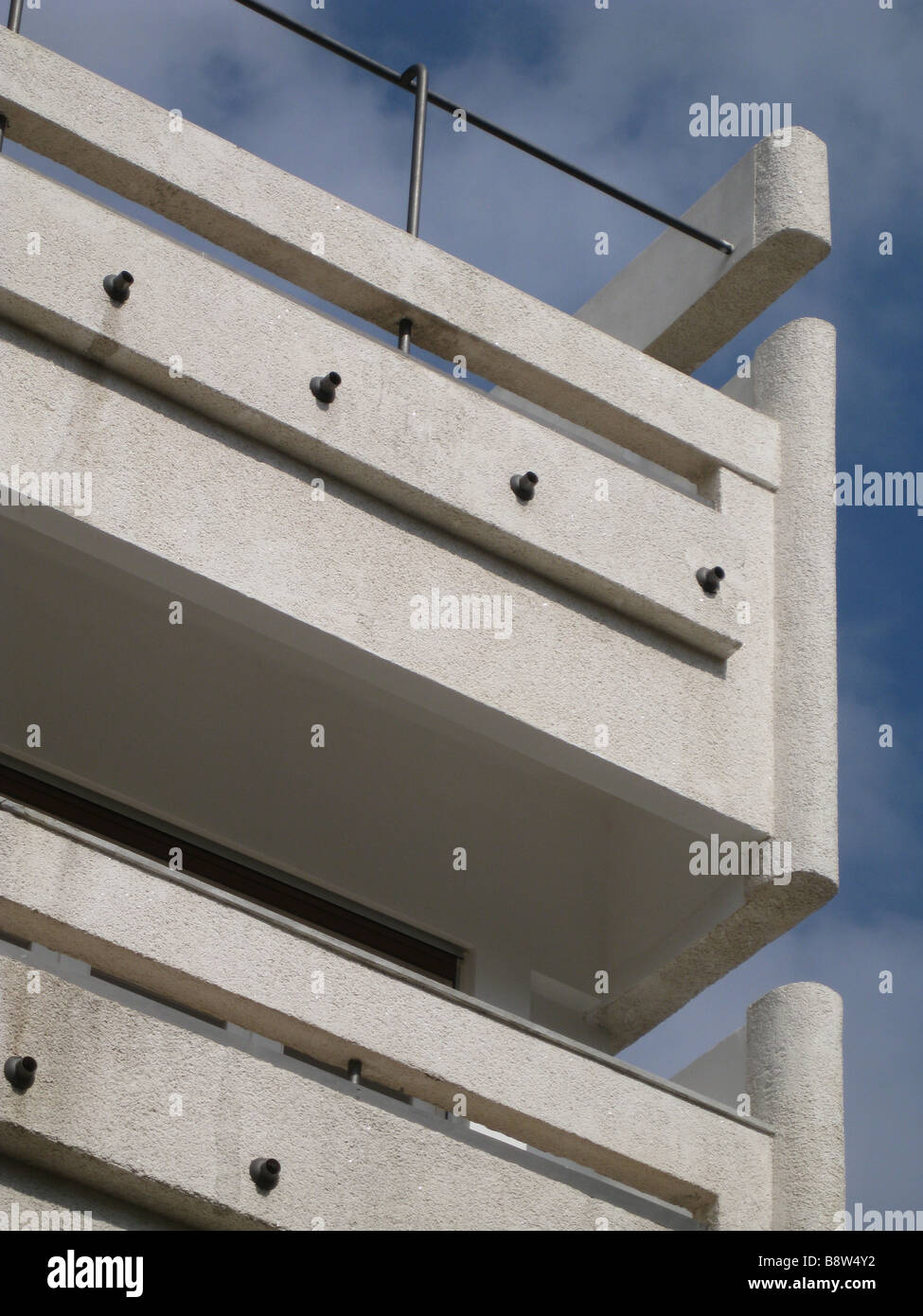 Balustrade d'un balcon linéaire d'un vieux bâtiment construit dans les années 1930 dans l'architecture du Bauhaus style sur Shenkin street au centre de Tel Aviv ISRAËL Banque D'Images