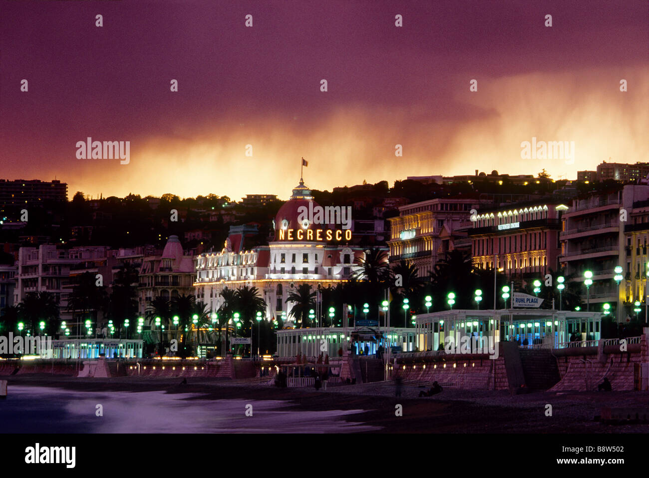 Temps orageux sur la Promenade des Anglais à Nice et l'allumé Palais Negresco Hotel Banque D'Images