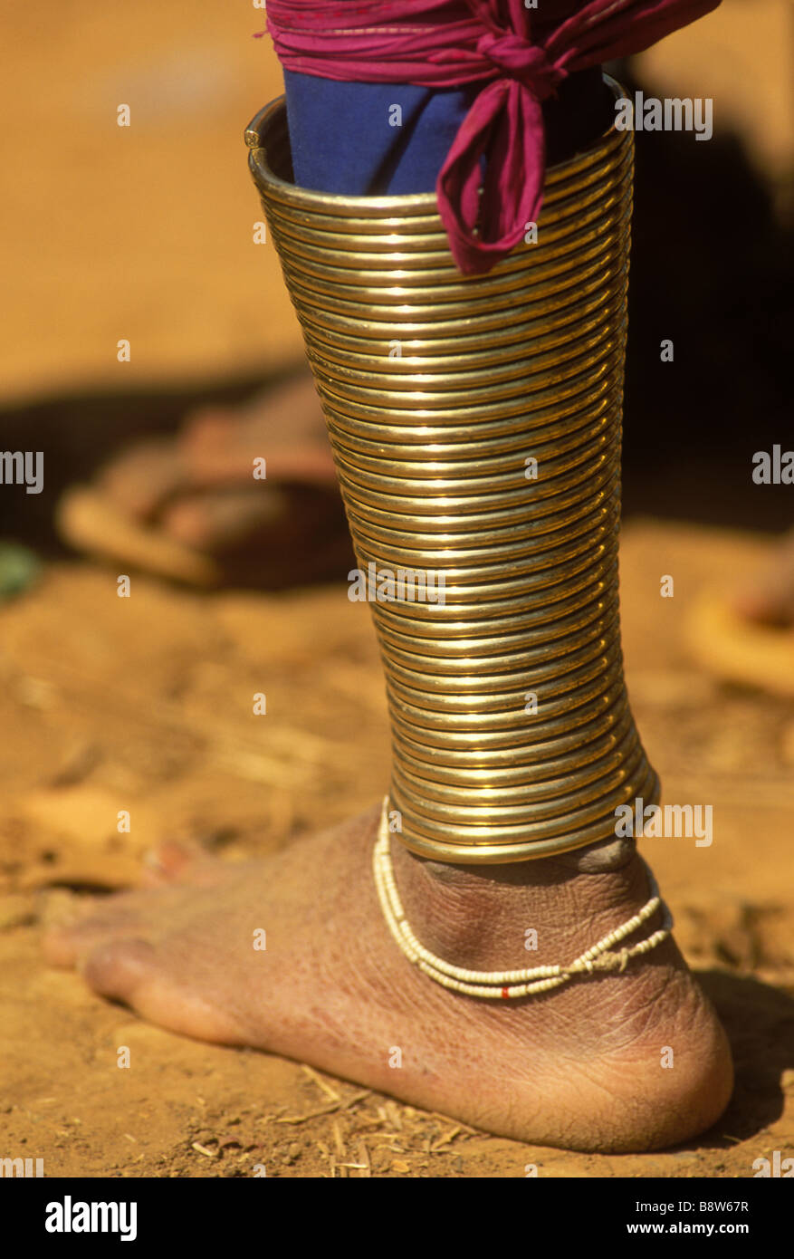 Brass ring-bound de jambe femme Padaung Birmanie orientale Kaw près de Ley Banque D'Images