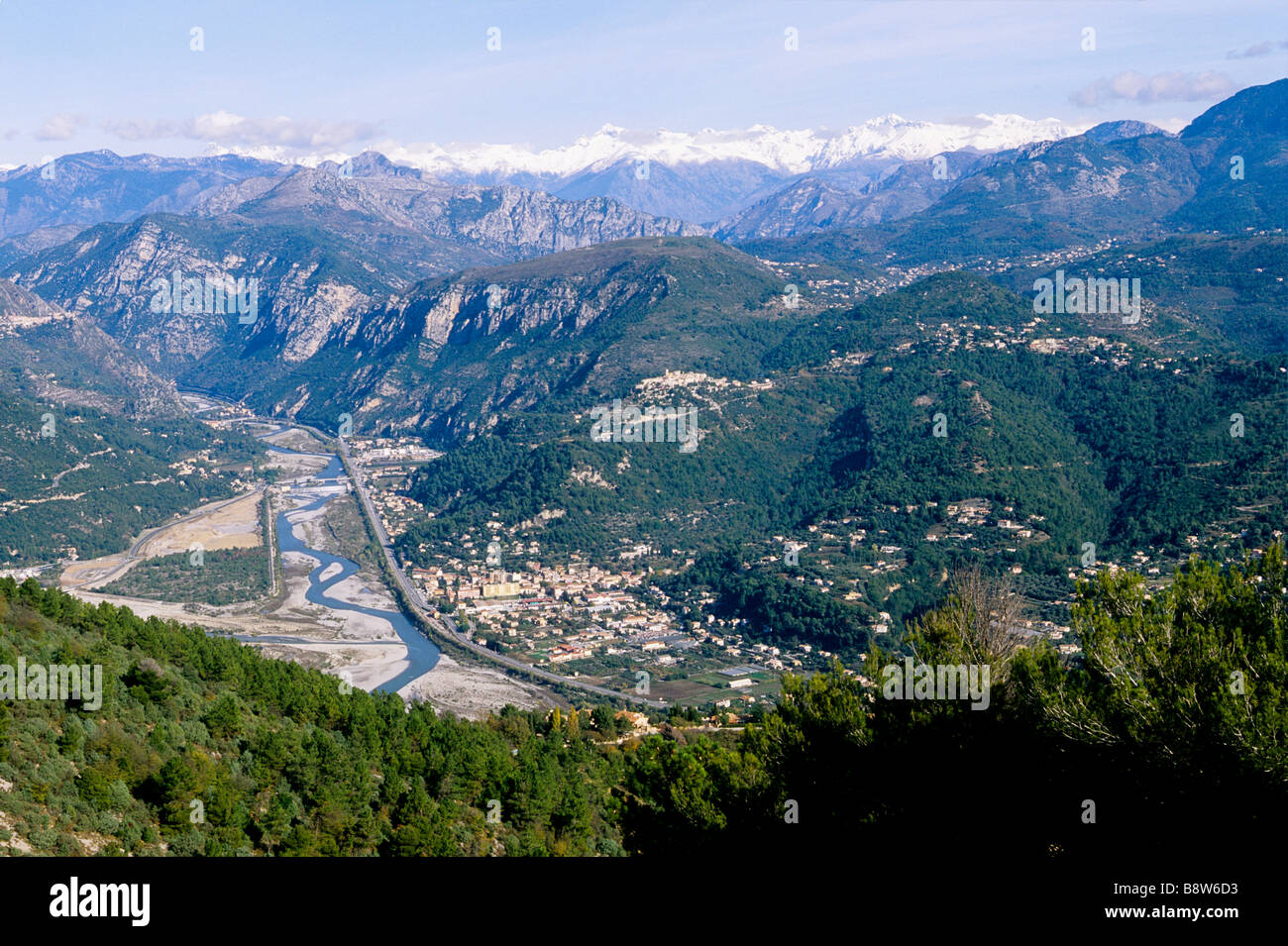 La vallée du Var est le principal moyen d'obtenir la haute montagne et la station de ski de la ville de Nice Banque D'Images