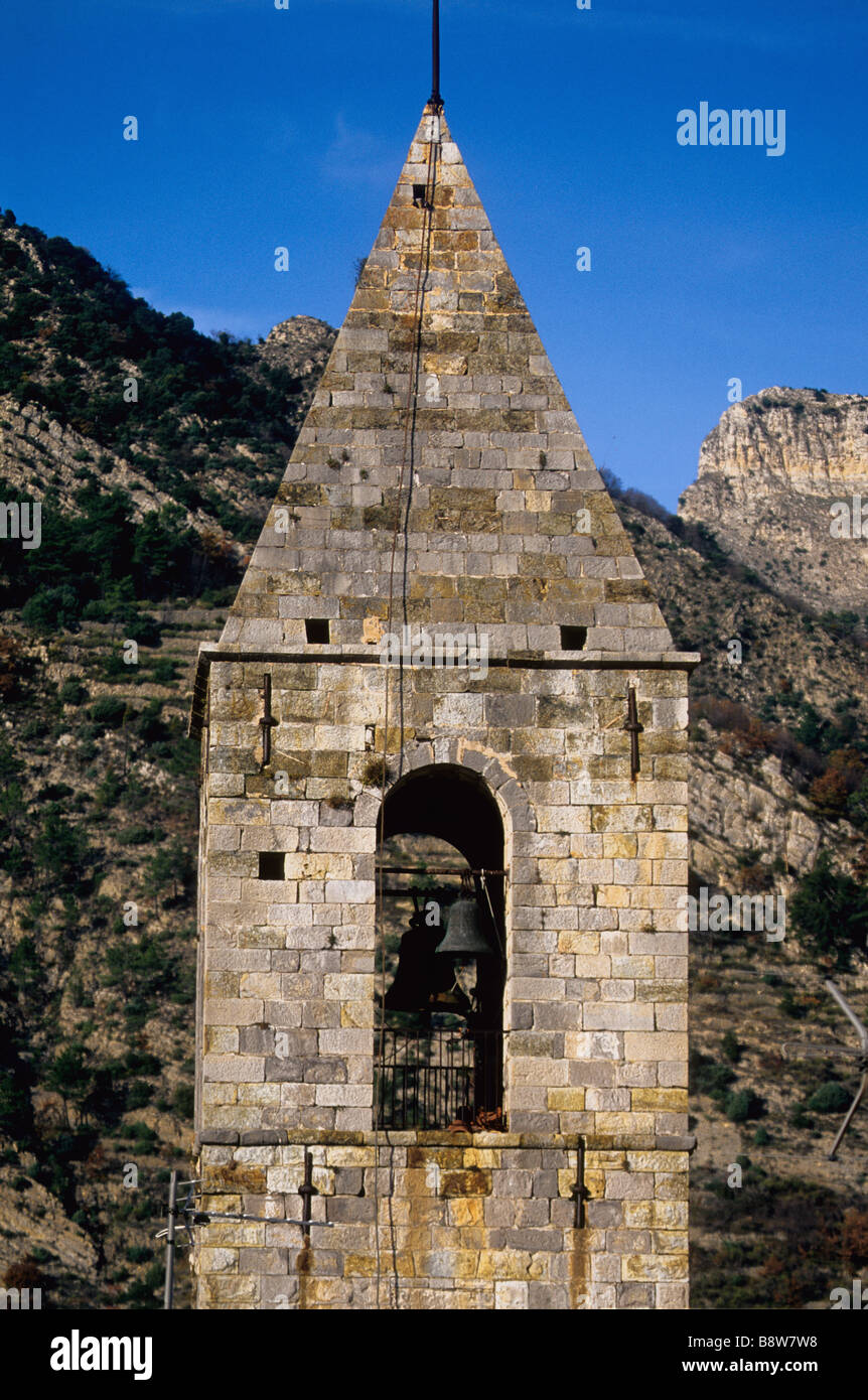 Tour de l'Église médiévale dans le village d'Utelle Banque D'Images