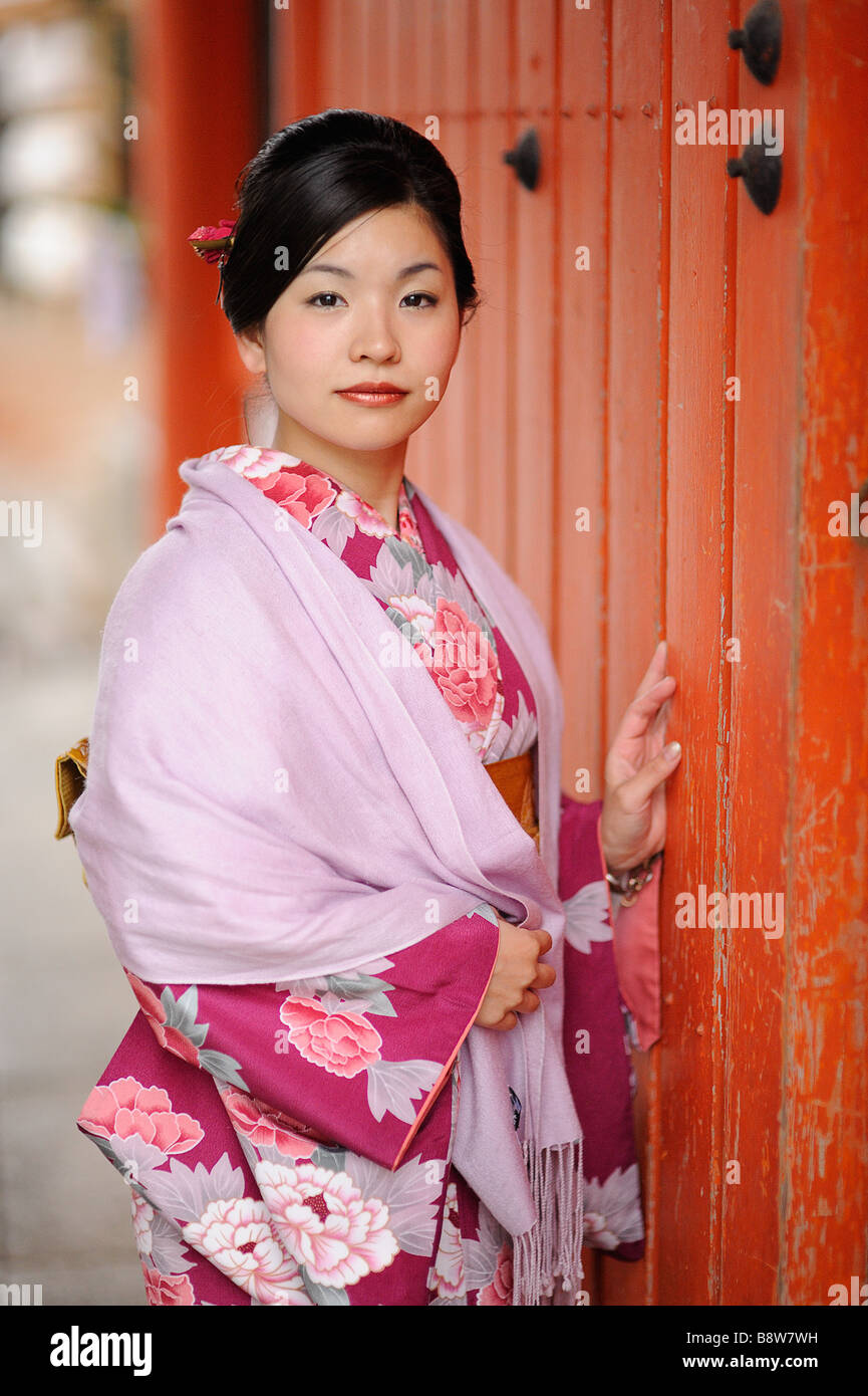 Jeune femme japonaise dans un magnifique kimono rose contre un fond orange  - Japon Kyoto Photo Stock - Alamy