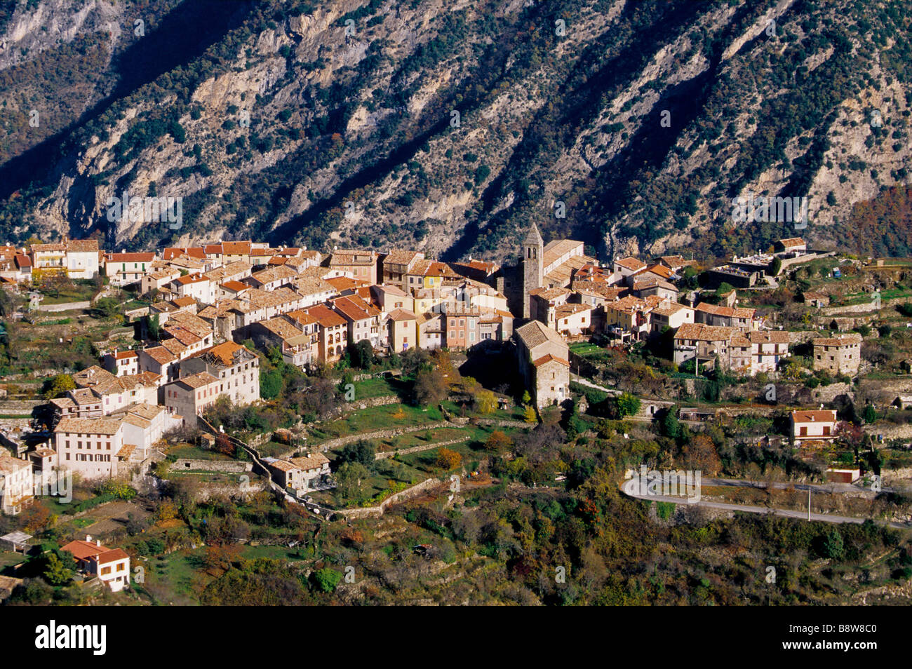 Vue d'en haut au-dessus du pittoresque village du Mercantour d'Utelle Banque D'Images