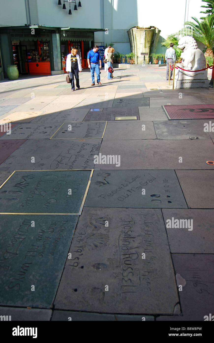 Les célébrités hollywoodiennes se font une main sur la piste du théâtre chinois de TCL Grauman, Hollywood Boulevard, Los Angeles, Californie, États-Unis d'Amérique Banque D'Images