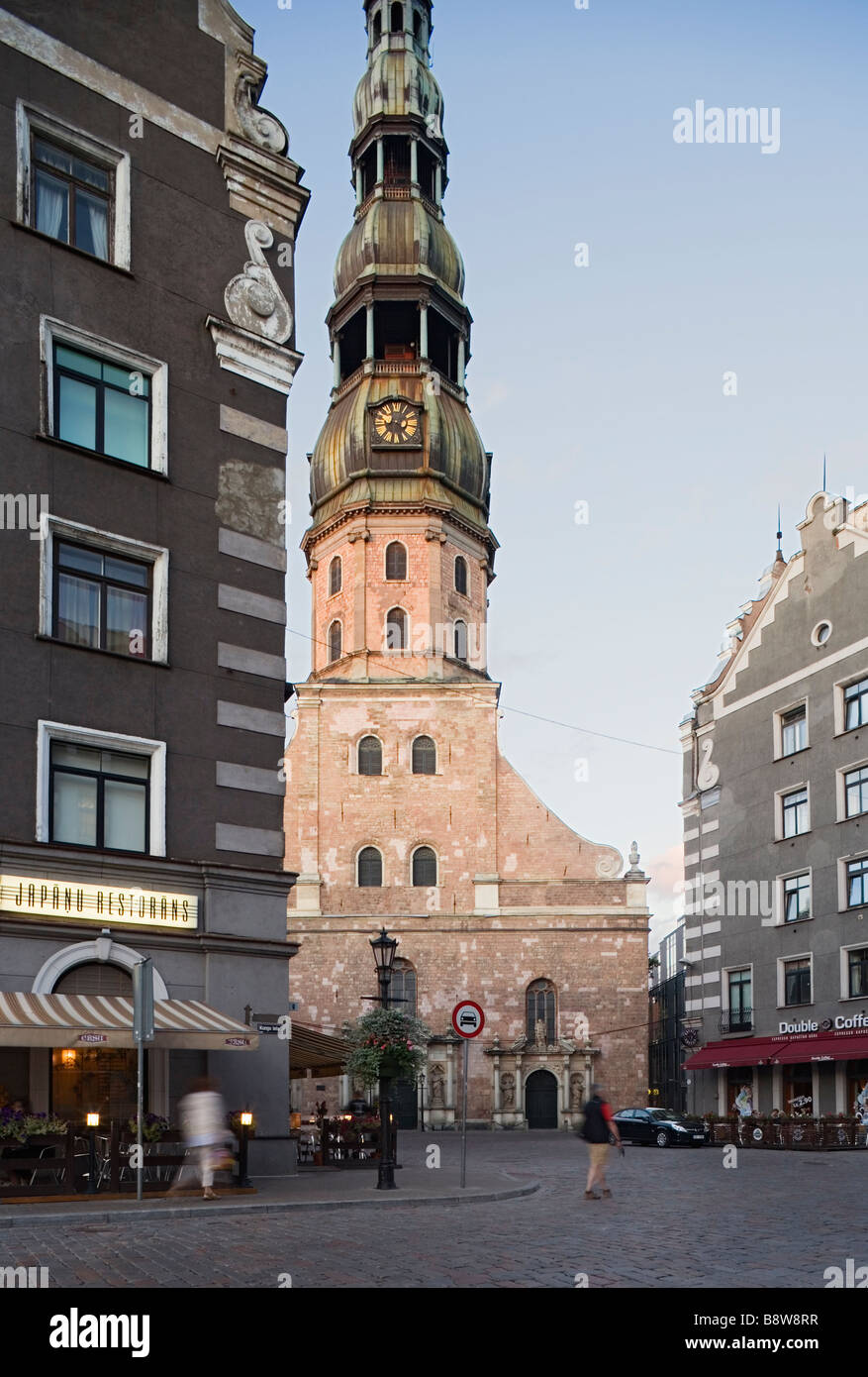 Riga, Lettonie, en Europe. Place de l'hôtel de ville et église Saint Pierre, coucher du soleil Banque D'Images