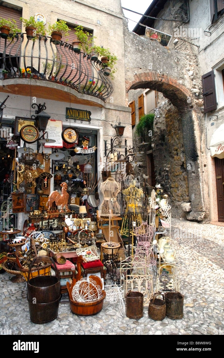 La boutique de quincaillerie à Malcesine sur le lac de Garde en Italie du  Nord Photo Stock - Alamy