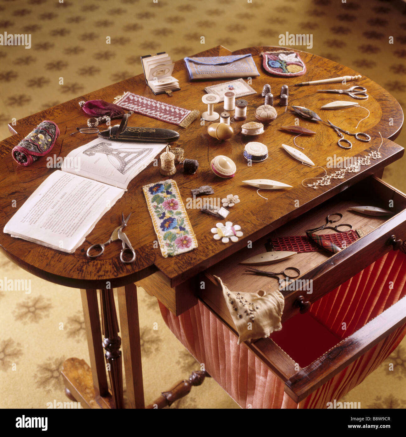 La table de couture dans le boudoir à Saltram différentes bobines bobines et ciseaux sont décrits avec des échantillons de l'aiguille Banque D'Images
