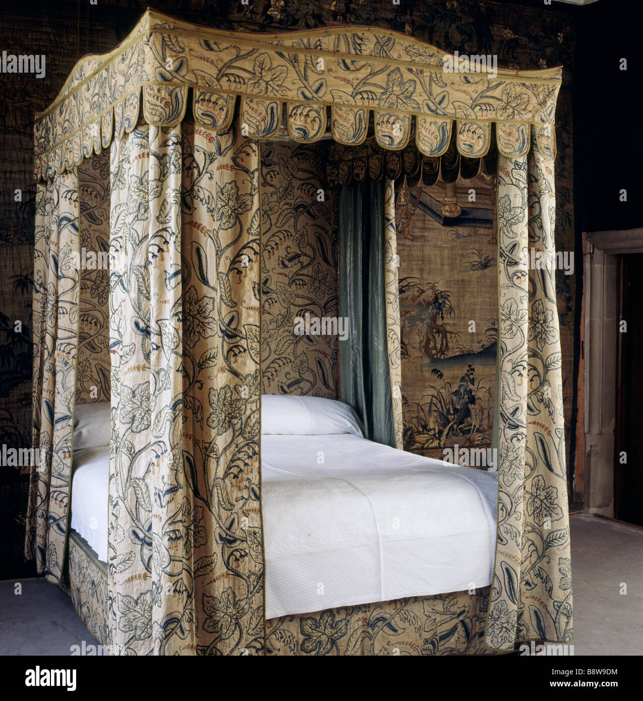 Le lit d'acajou dans la pelouse Prix date du 19ème siècle mais la laine sur  le linge de lit sont travail crewel pendaisons 17e siècle Photo Stock -  Alamy