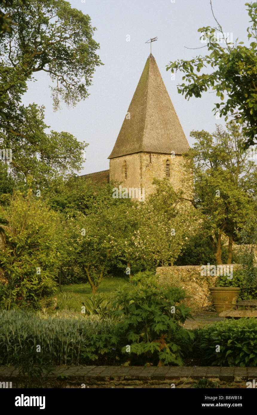 Vue à travers le jardin de la maison à l'égard de l'église du village de Rodmell spire Banque D'Images