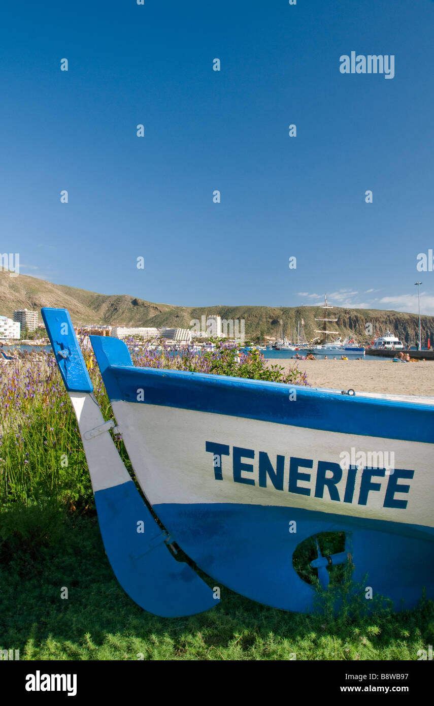 Bateau de pêche en bois traditionnel appelé 'Tenerife' situé sur la plage de Los Cristianos Tenerife Espagne Banque D'Images