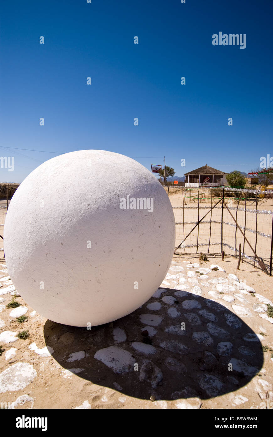 Une sphère de béton marque le Tropique du Cancer et le Mexique 1 à Baja California, au Mexique. Banque D'Images