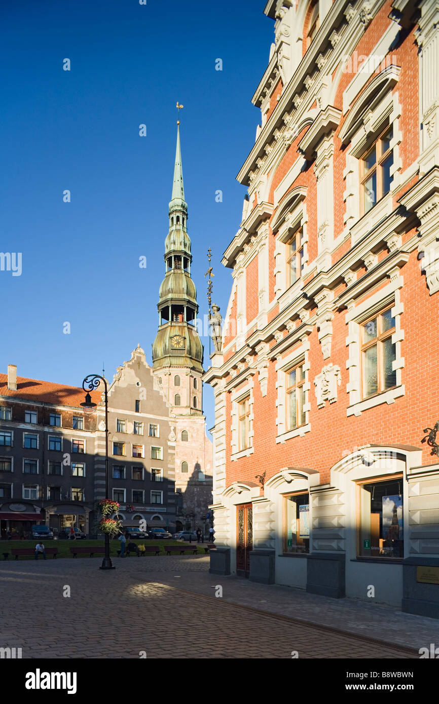 Riga, Lettonie. Vue sur la vieille ville montrant la Maison des Têtes Noires et église St Peter s Banque D'Images
