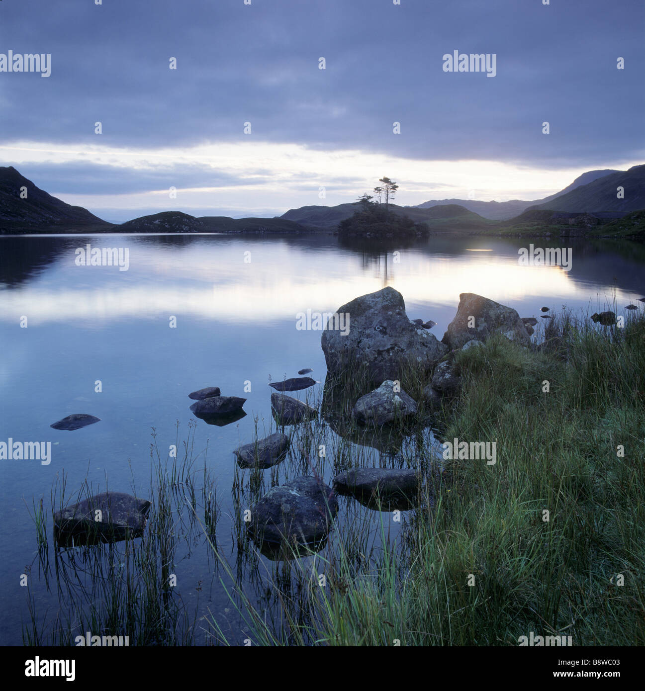 Lac et montagnes à distance au crépuscule près de Dolgellu Gregennen Llynnau Banque D'Images