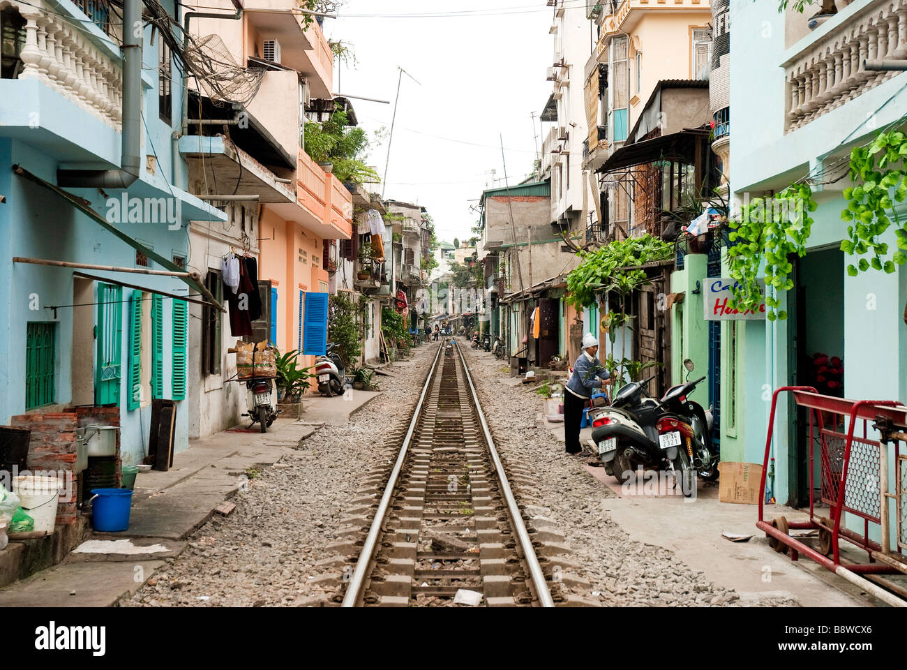 Les mauvaises conditions de logement urbain ferroviaire hanoi vietnam Asie Banque D'Images