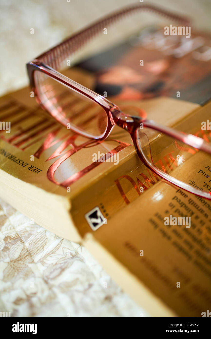 Livre Papier, maison de vacances, lecture, lunettes arrière close up Hôtel Isle of Wight Angleterre UK Banque D'Images