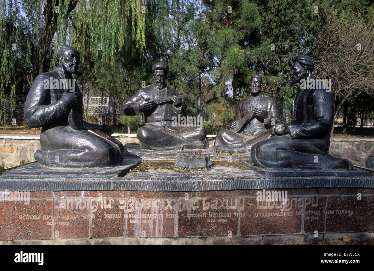 Ce tableau de quatre statues de poètes et musiciens orne la limite nord de la place du Registan, Samarkand, Ouzbékistan Asie Banque D'Images