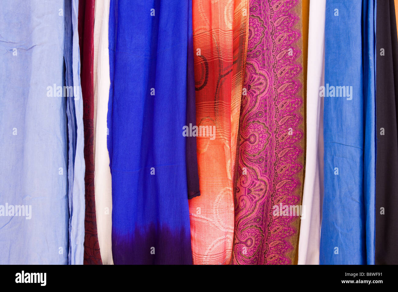 Sélection de tissu coloré lumineux merveilleusement at a market stall à Marrakech Banque D'Images
