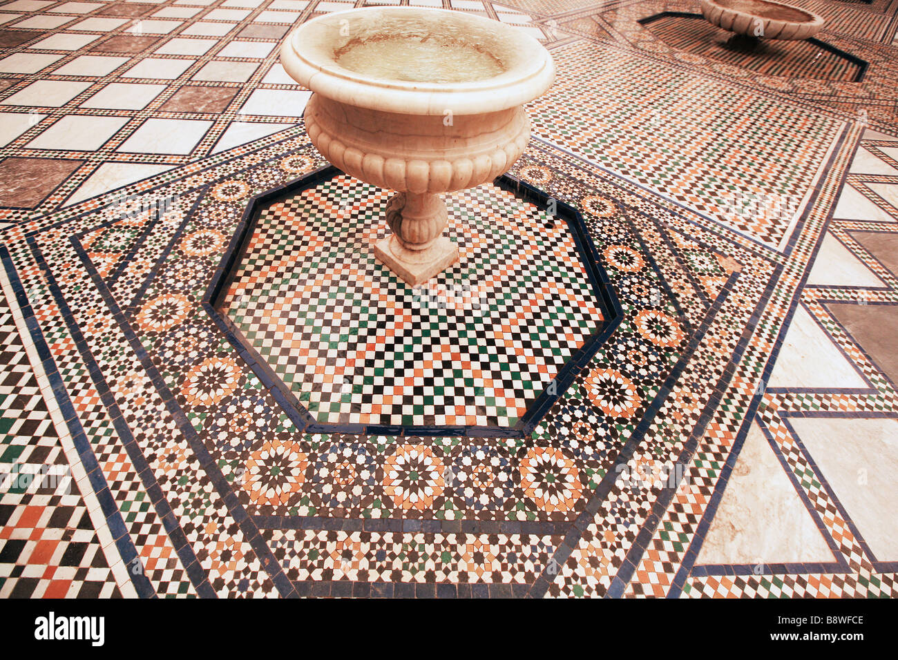Fontaine centrale dans la cour intérieure du Musée de Marrakech, Place Ben Youssef, Marrakech, Maroc Banque D'Images Fontaine centrale dans la cour intérieure du Musée de Marrakech, Place Ben Youssef, Marrakech, Maroc Banque D'Images
