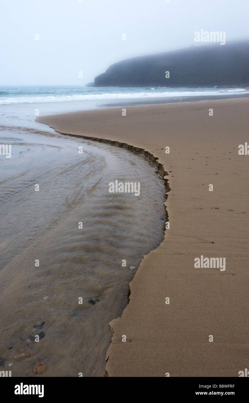 Praa Sands Beach sur un jour brumeux. Banque D'Images