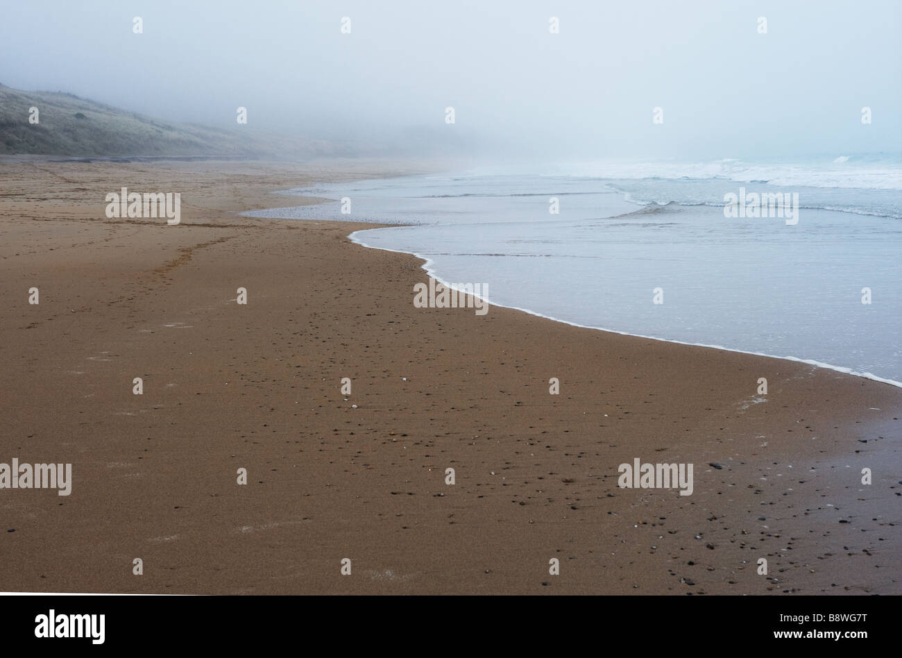 Praa Sands Beach à Cornwall le un jour brumeux. Banque D'Images