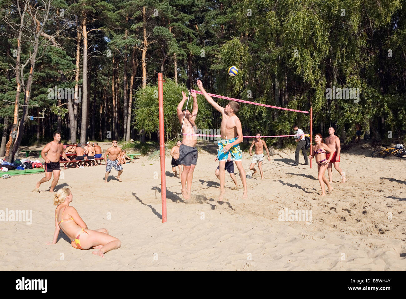 La plage de Pirita, TALLINN ESTONIE jeu de volley-ball de plage Banque D'Images