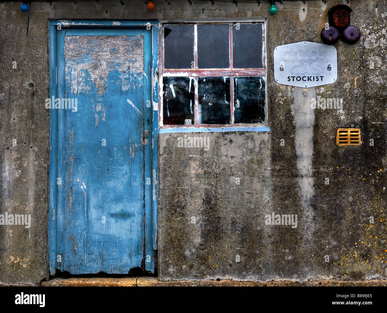 Porte bleue dans un mur. Banque D'Images