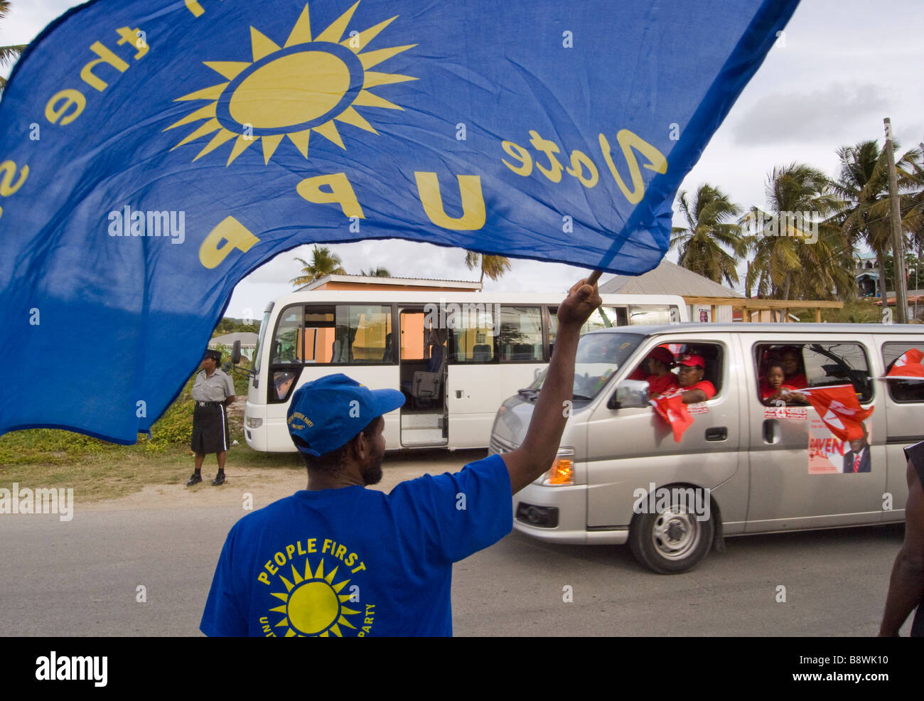 Un United Progressive Party UPP vagues supporter son drapeau à Antigua des partisans du Parti du Travail sur la voie d'une politique parti ral Banque D'Images