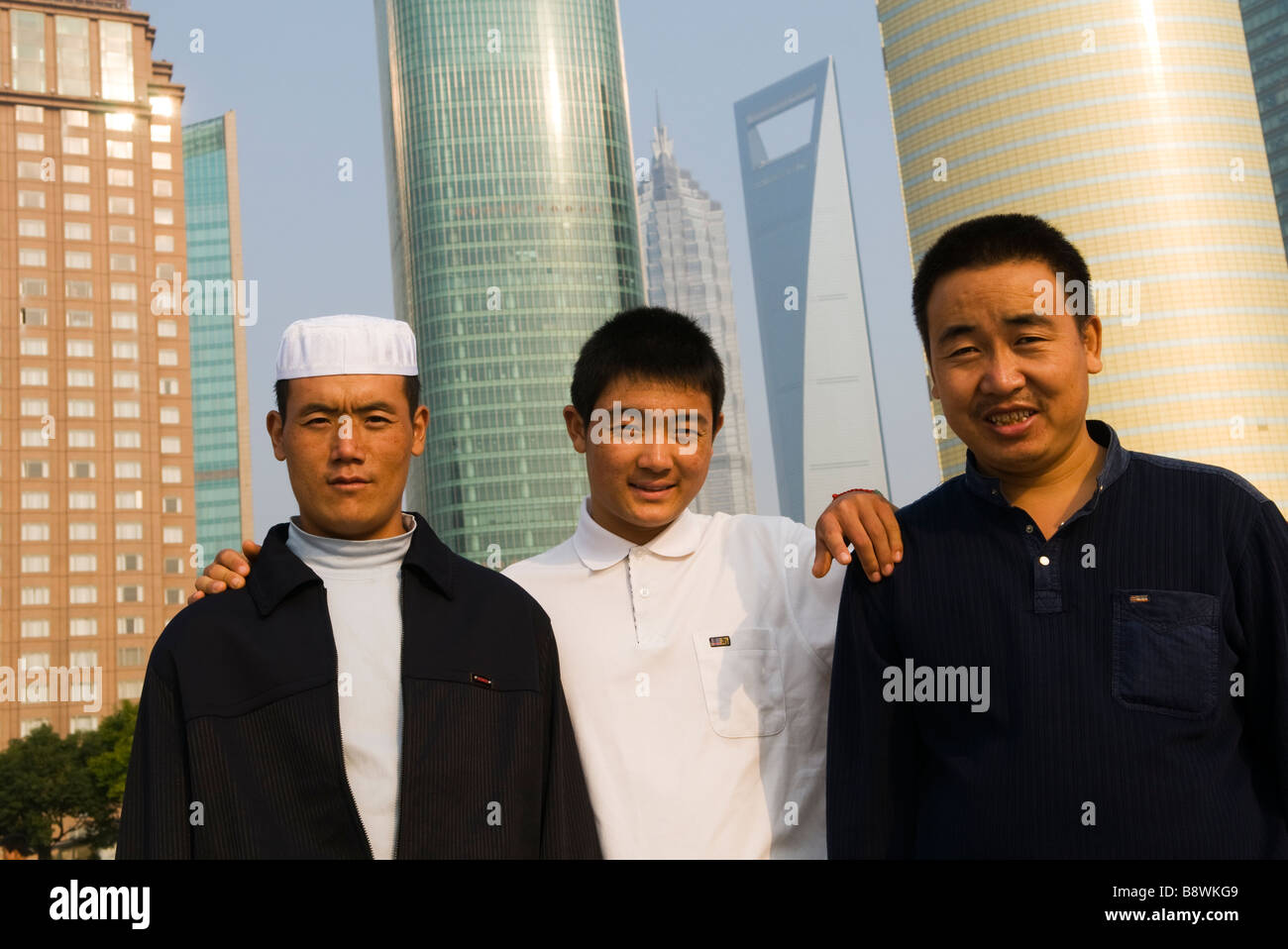 Les visiteurs de la province de Xinjiang posent devant les financiers et commerciaux ultra-modernes sur le district de Pudong, Shanghai. Banque D'Images