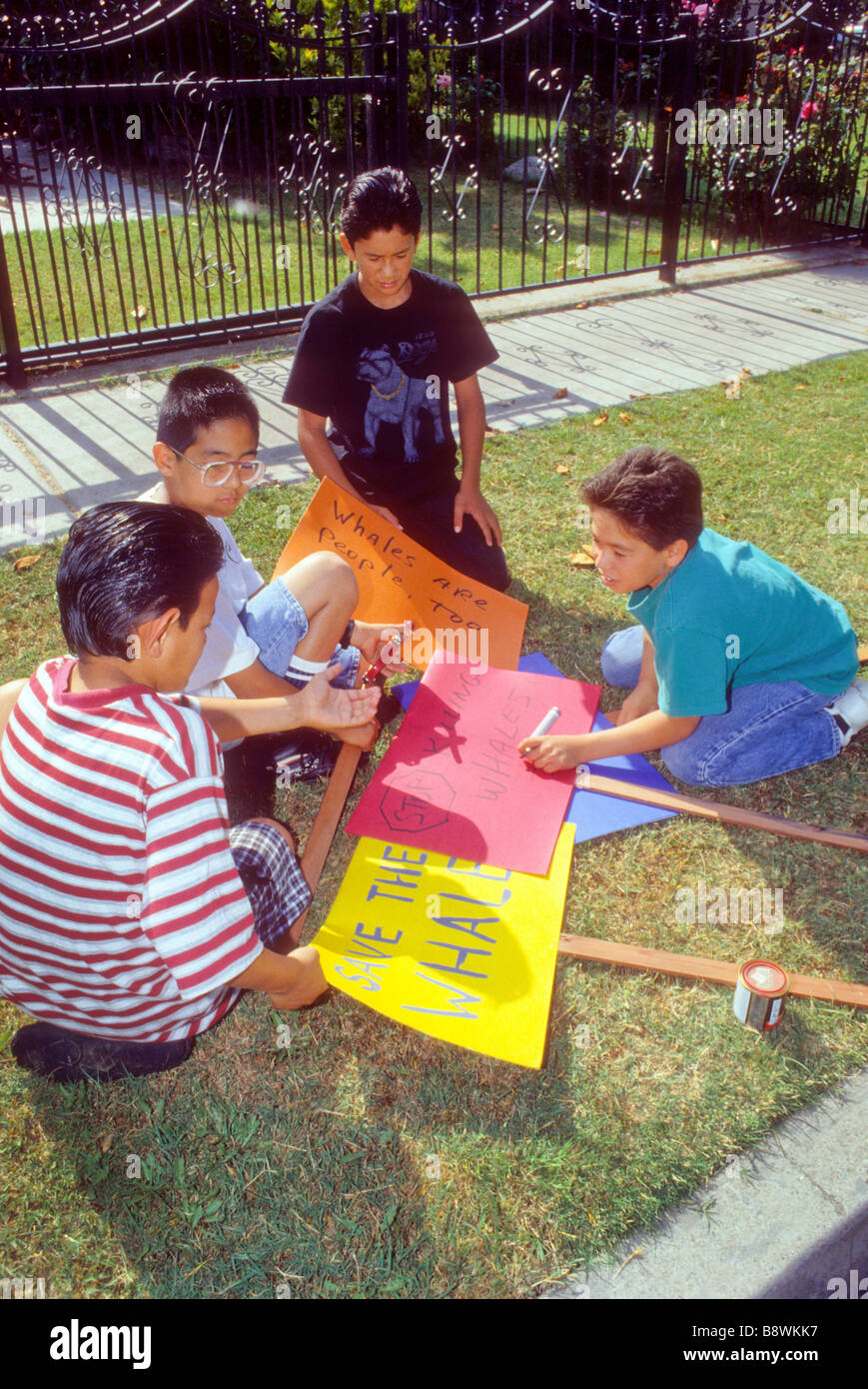 Quatre garçon faire signer environnement protestation tree save baleine mal protéger la peinture couleur créer Banque D'Images