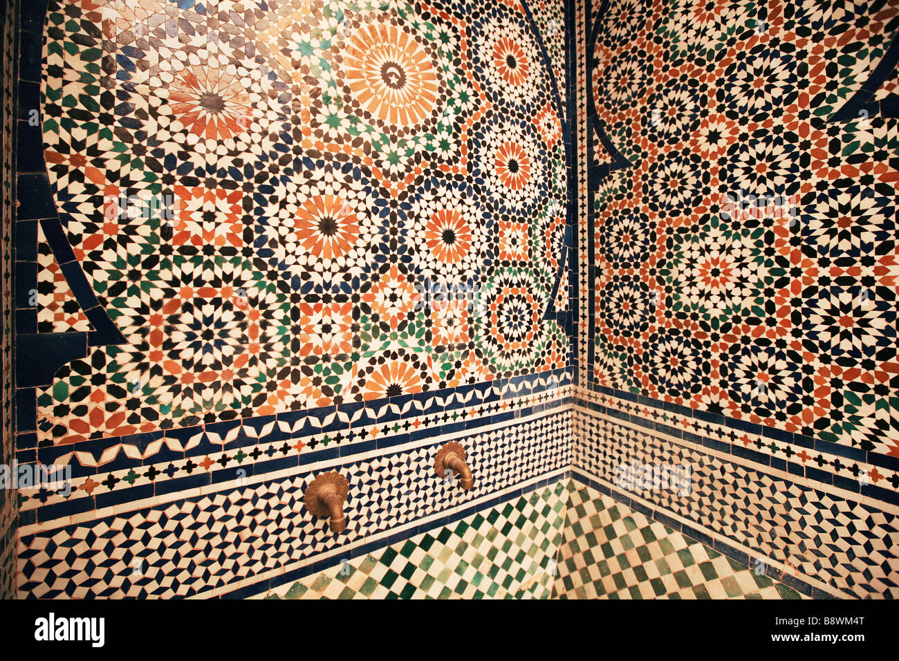 Détail de la mosaïque de la cour intérieure du Musée de Marrakech, Place Ben Youssef, Marrakech, Maroc Banque D'Images Détail de la mosaïque de la cour intérieure du Musée de Marrakech, Place Ben Youssef, Marrakech, Maroc Banque D'Images