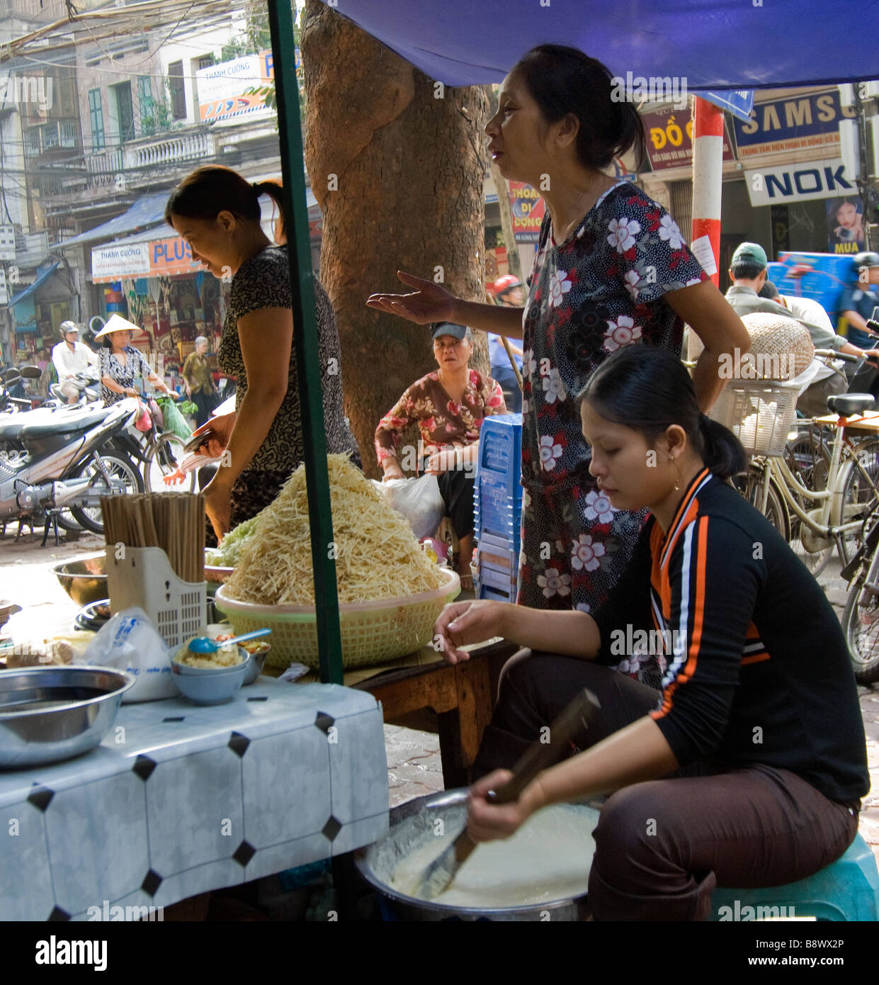 Côté Route food, vieux quartier de Hanoi, Vietnam Banque D'Images