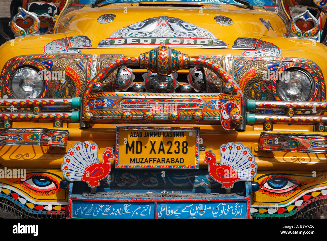 Camion typique richement décorée à Muzaffarabad, Pakistan Banque D'Images
