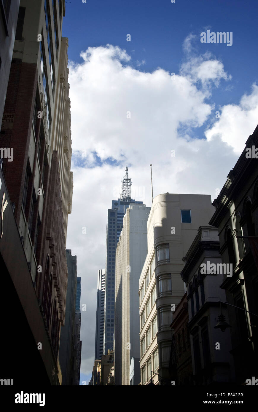 Low angle view of skyscrapers dans une ville, Bourke Street, Melbourne, Victoria, Australie Banque D'Images