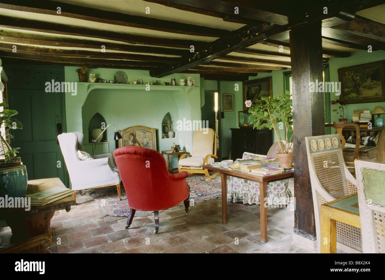 Une vue de la salle de séjour à Monk s Chambre peinte en vert la peinture qui a été si favorisés par Virginia Woolf Banque D'Images