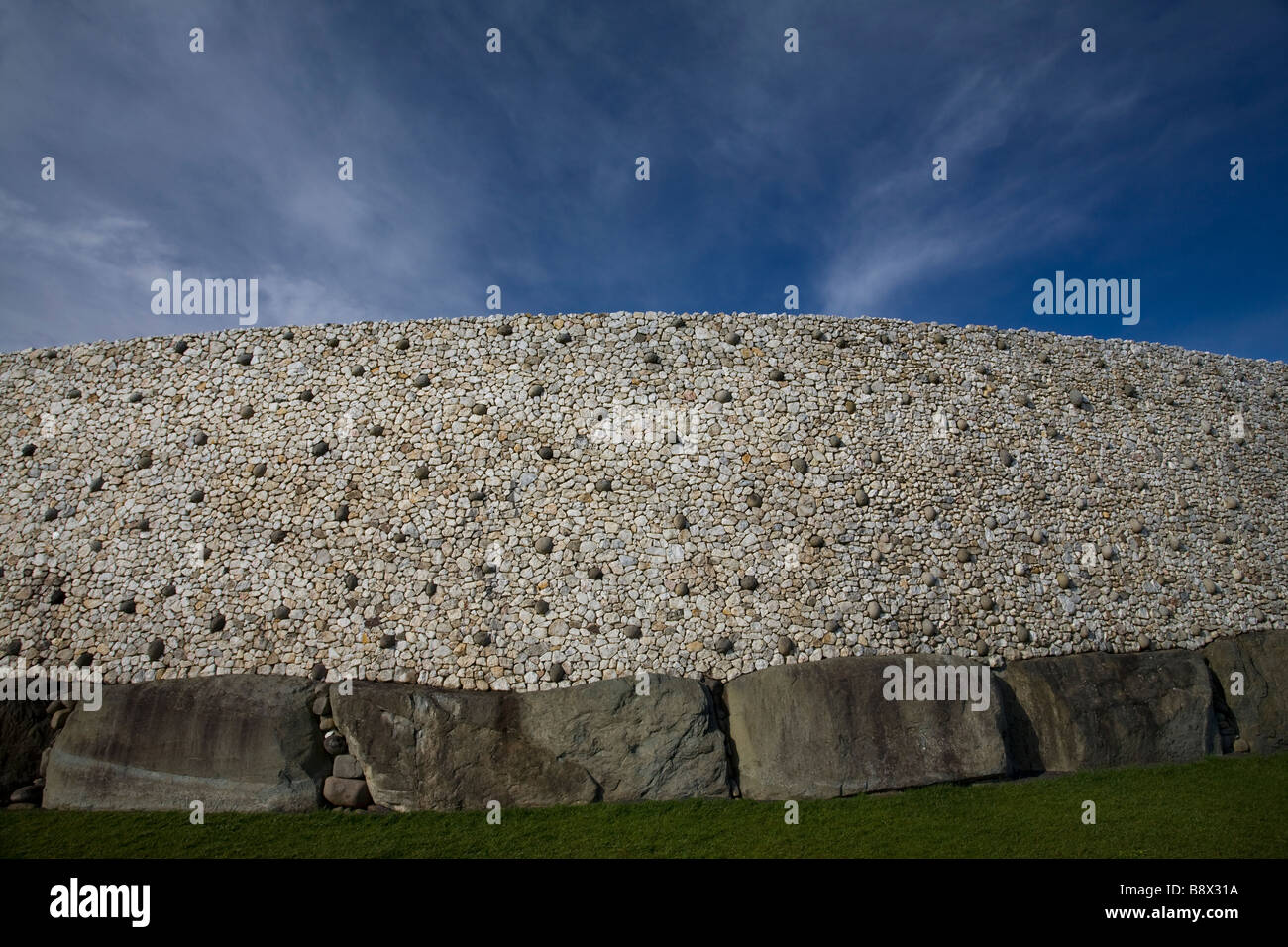La paroi extérieure de quartz à Newgrange comté de Meath Irlande Banque D'Images