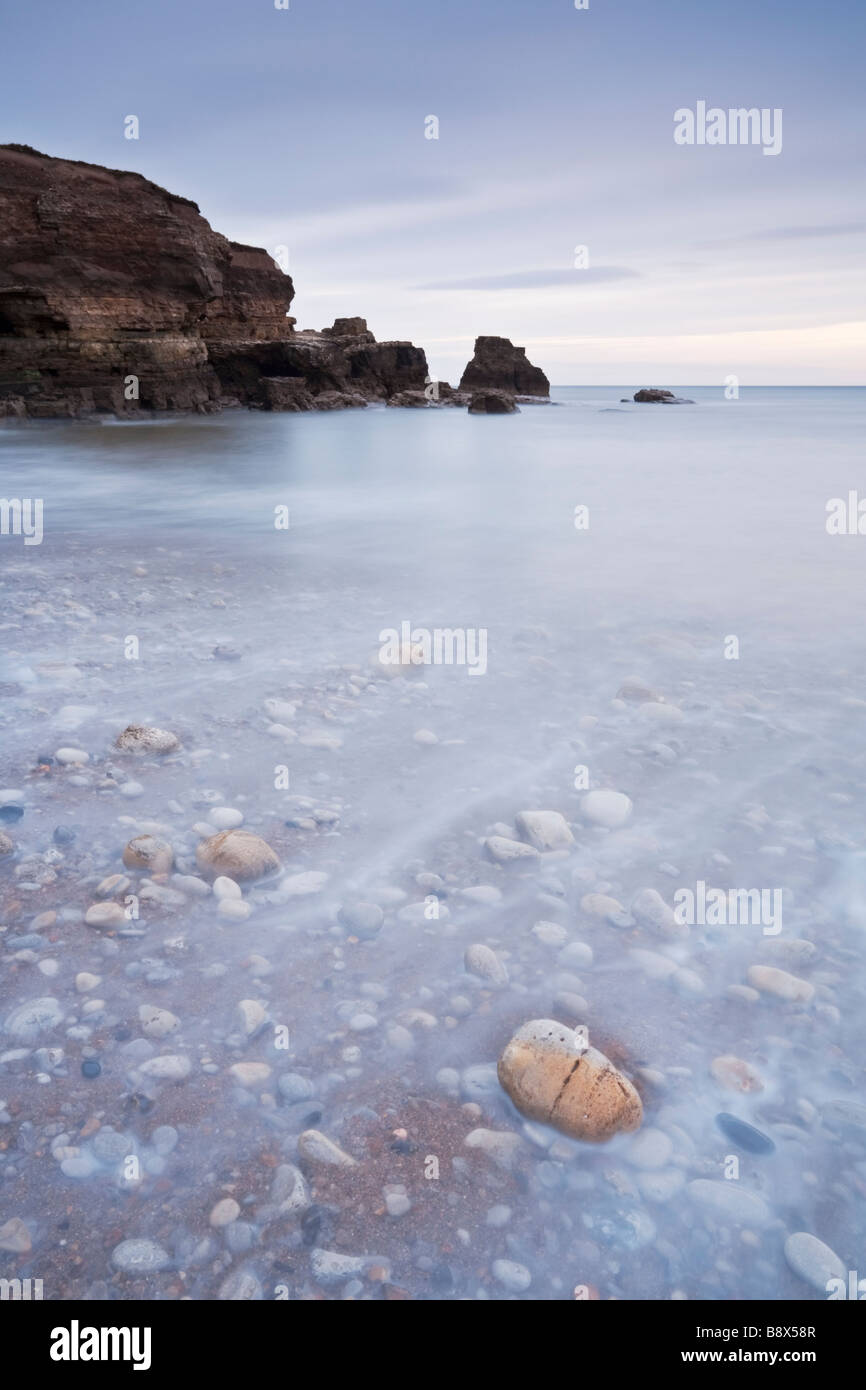 Roche calcaire unique d'être entraînés par la marée à 'Le Wherry' une anse sur la côte de South Tyneside près de South Shields Banque D'Images