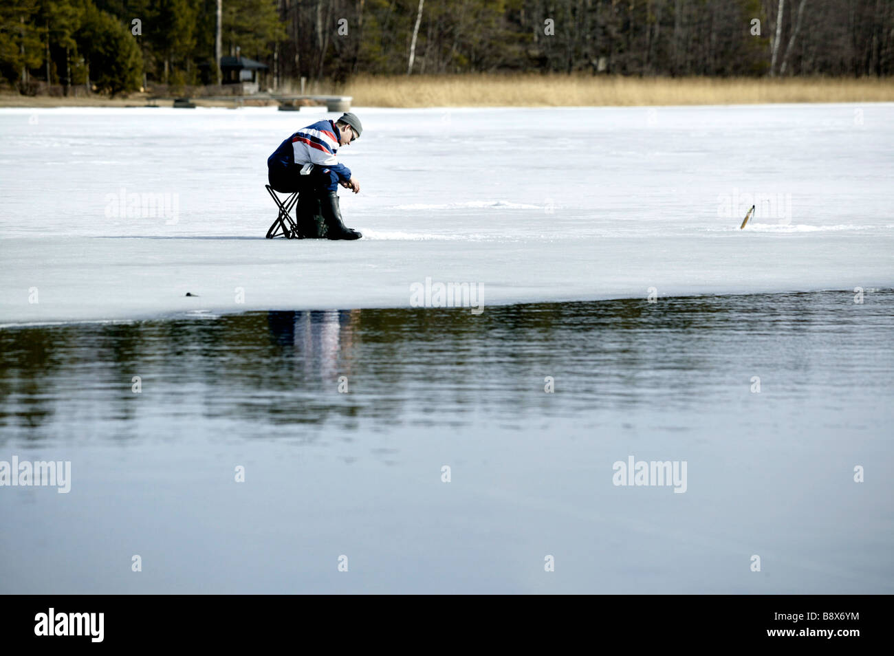 La pêche sur glace pour un usage éditorial uniquement. Banque D'Images