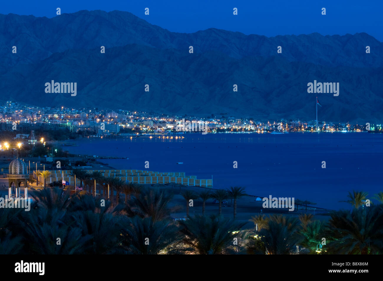 Le port jordanien d'Aqaba, ville au crépuscule vue Depuis Eilat Banque D'Images