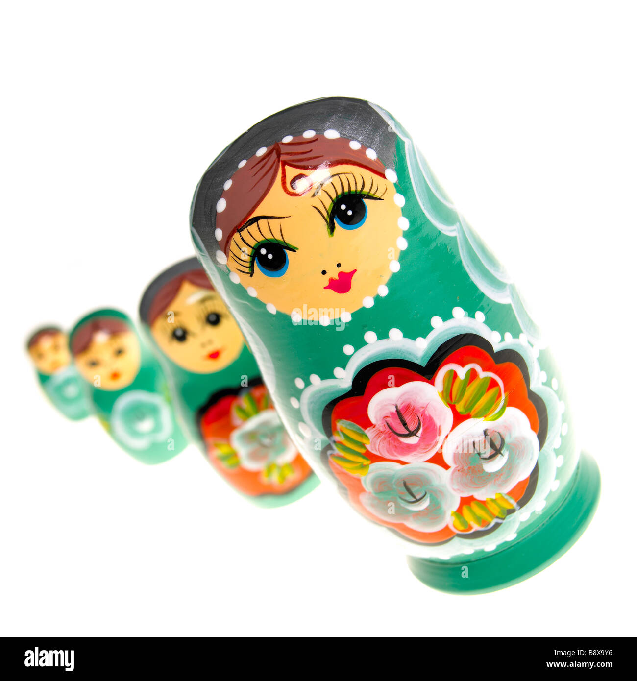 Une ligne de poupées russes sur fond blanc Banque D'Images