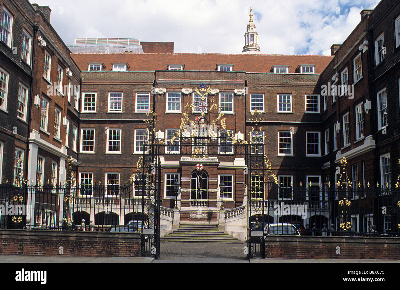 Cour intérieure et élévations principale du Collège d'armes, la reine Victoria Street, City of London. Banque D'Images