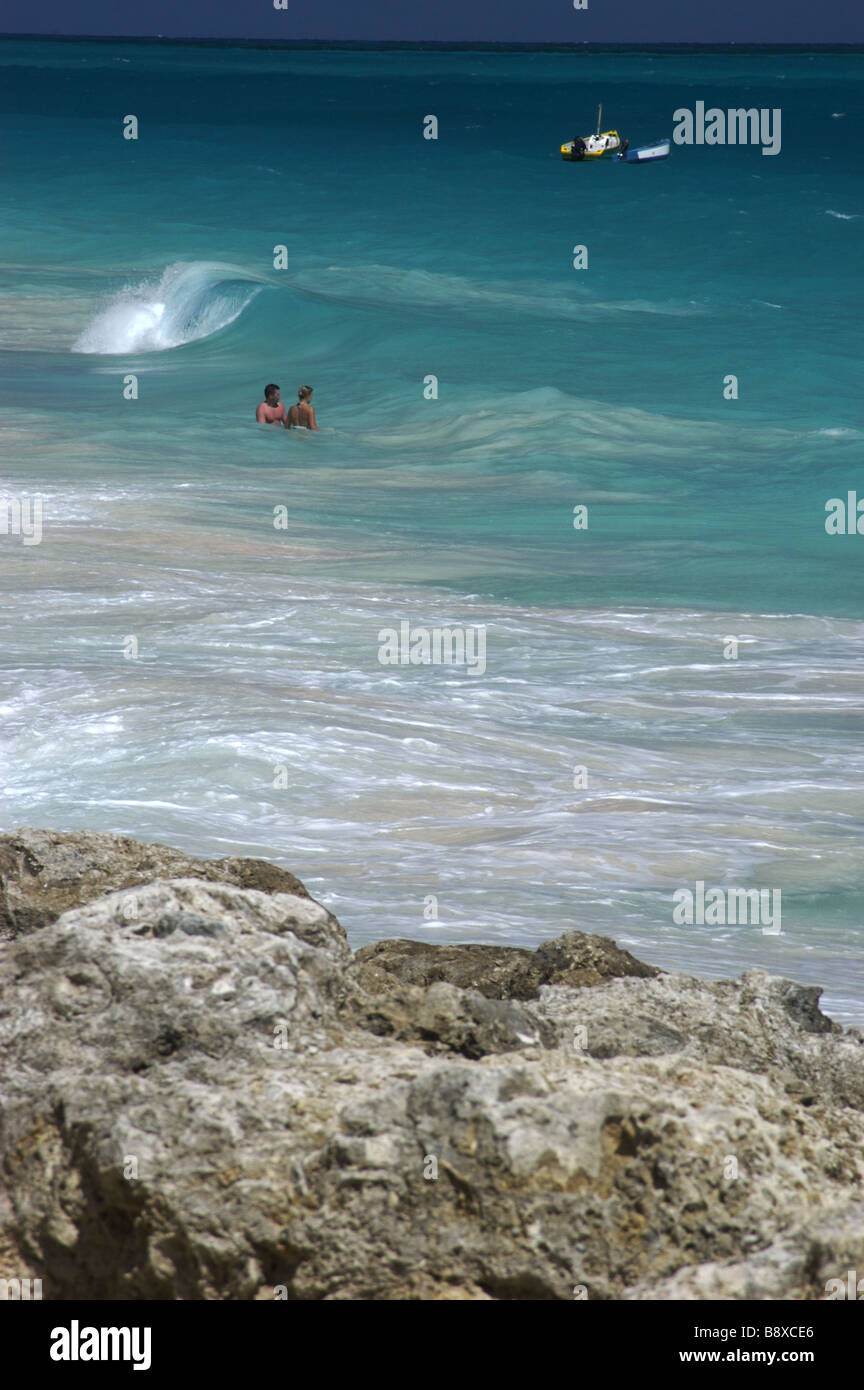 Couple dans l'eau sur la plage, de la grue de la Barbade dans les Caraïbes Banque D'Images