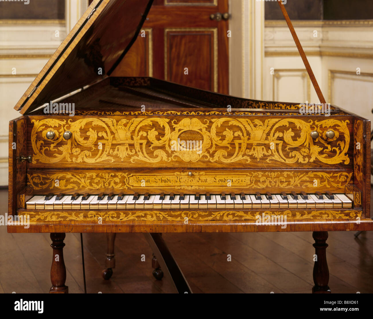 Détail d'une mosaïque avec un clavecin panneaux noyer chêne sur cas faites par Burkat Shudi en 1742 dans le carré à château de Chirk Banque D'Images