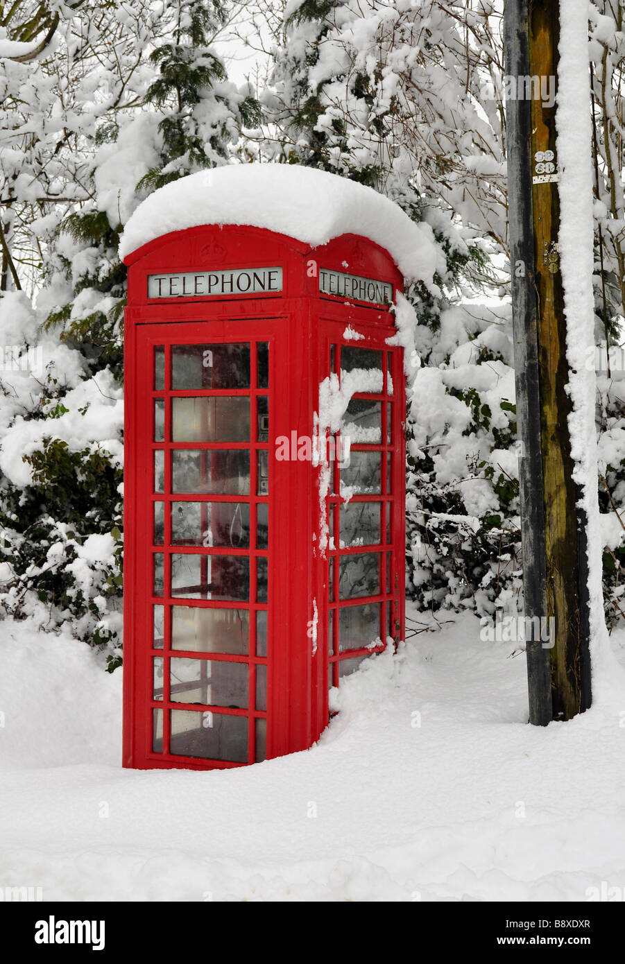 Téléphone rural ancien fort couvert dans la neige profonde Banque D'Images