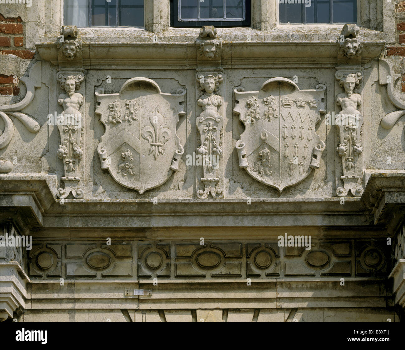 Une vue rapprochée de la pierre shields au-dessus de la porte principale de la façade sud de Felbrigg Hall Banque D'Images
