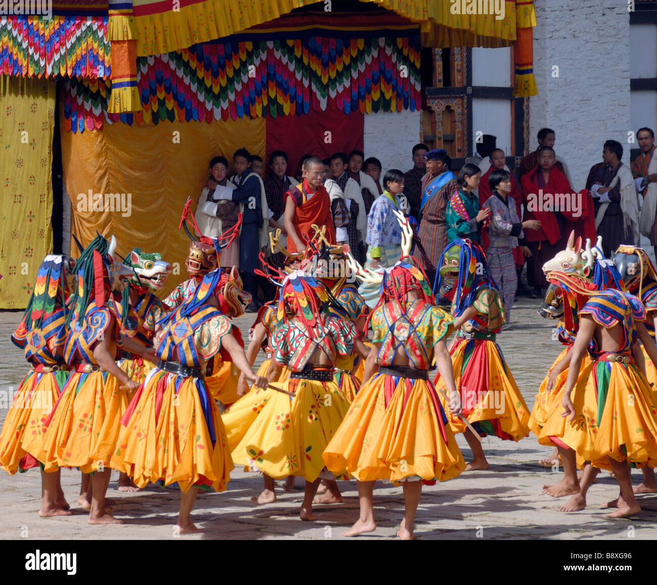 Danseurs en robe de couleur vive et peint masques d'animaux adopter une fable morale dans la cour du Dzong Mongar Bhutan Banque D'Images