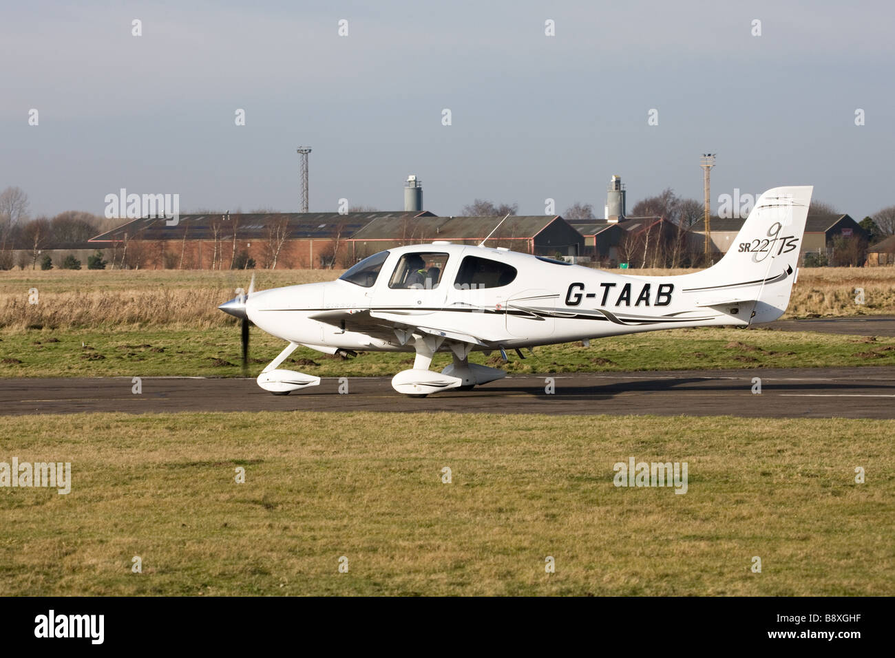 Cirrus SR22 G-TAAB commençant au décollage, à l'Aérodrome de Sandtoft Banque D'Images
