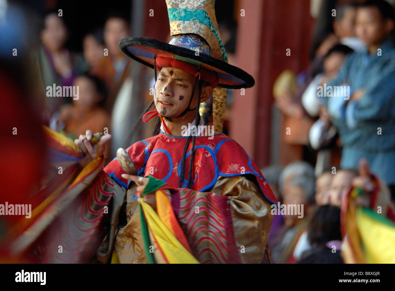 Portrait of a black hat danseuse au festival de Trashigang Banque D'Images