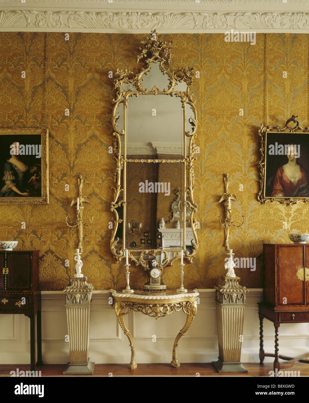 L'intérieur de la salle de dessin avec son miroir doré et petite table et  18e siècle papier peint conçu Italienne Photo Stock - Alamy