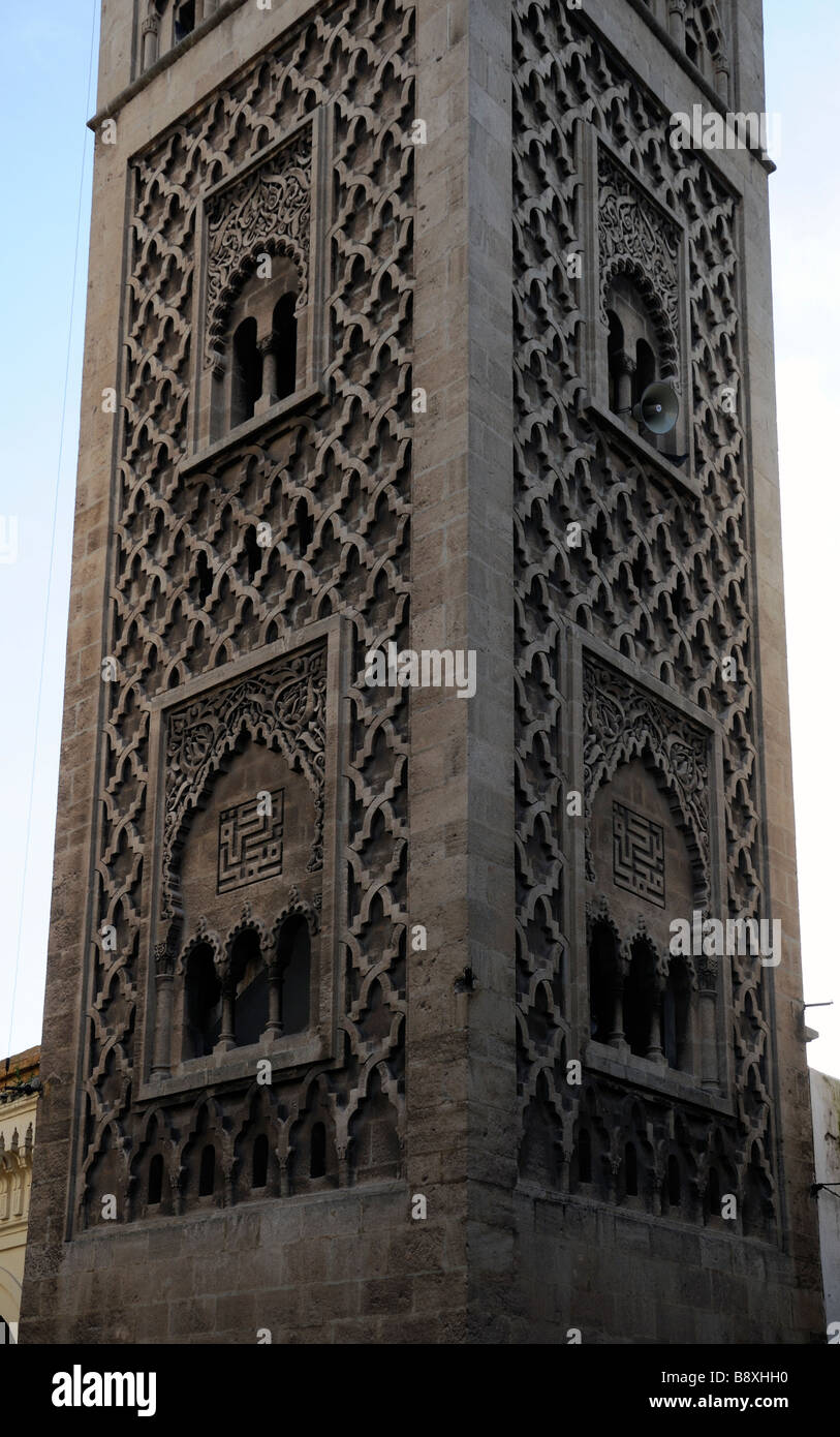 Dar el mosquée Mahzane tour minaret orné de détails complexes travaux pierre medina casablanca maroc Place des Nations Unies Banque D'Images