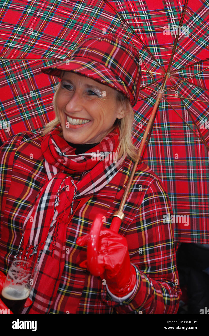 Head and shoulders portrait of smiling lady au Carnaval de Maastricht Pays-Bas Banque D'Images